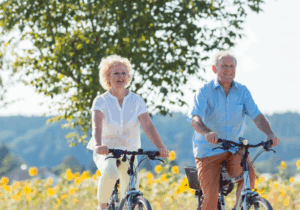 pareja tercera edad pasean en bici
