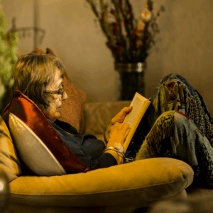 señora tercera edad leyendo