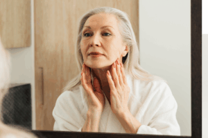 Mujer mayor frente al espejo