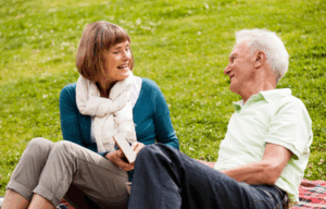 pareja mayor conversando